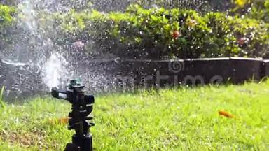 泉水<strong>系统</strong>用于花园中的植物浇水，全<strong>高清</strong>1080p慢动作。